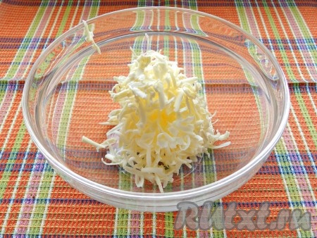 Для приготовления посыпки замороженное сливочное масло натереть на терке.
