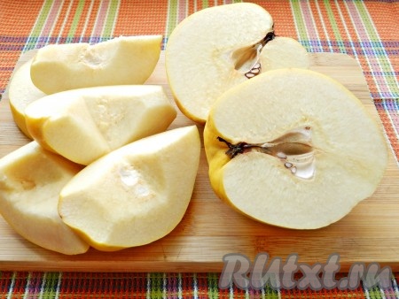 Айву вымыть, удалить сердцевину и нарезать небольшими кусочками. 