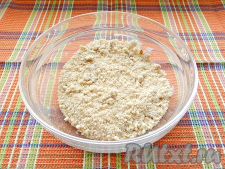 Перемешать руками в крошку, убрать в холодильник.