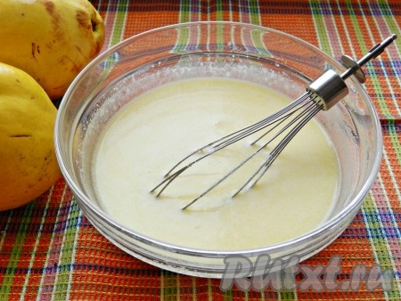 Влить теплое молоко, все перемешать.