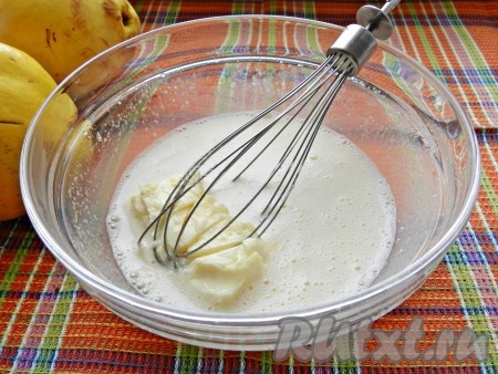 Яйцо взбить с сахаром, ванильным сахаром и солью, добавить сметану, мягкое масло, перемешать.
