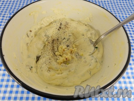 Сразу же добавить чеснок, пропущенный через пресс, ещё немного поперчить, перемешать и переложить сыр в баночку, дать ему перед подачей хорошо охладиться в холодильнике под закрытой крышкой.&nbsp;