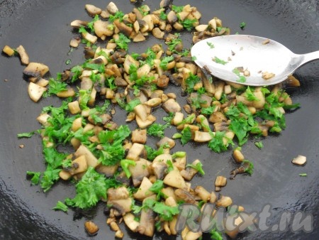 При желании вкус этого плавленного сыра можно разнообразить, например, добавить в его состав грибы. Для этого вымытые шампиньоны нужно мелко нарезать и обжарить на растительном масле, помешивая (в течение 7-8 минут), посолить и поперчить.&nbsp;В конце перемешать грибы с измельчённой зеленью и выключить газ. Дать грибам остыть.