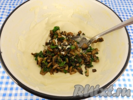 Добавить в домашний плавленный сыр подготовленные шампиньоны, тщательно перемешать.
