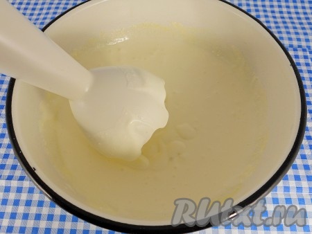 Взбить массу погружным блендером до однородного, кремообразного состояния. Посолить по вкусу.