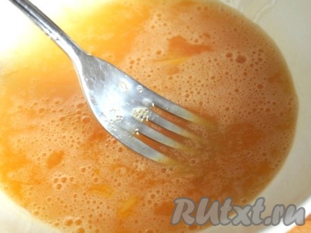 Взбить отдельно яйца, добавить мёд и перемешать.