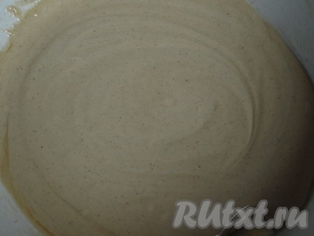 В сухие ингредиенты влить яично-медовую смесь, перемешать, влить подсолнечное масло и хорошо перемешать получившееся тесто венчиком. Тесто для медовых кексов по консистенции напоминает сметану средней густоты.
