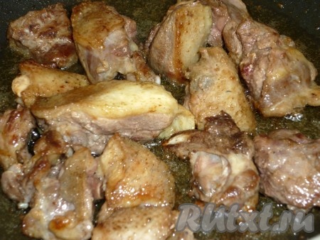 Тушку утки моем, обсушиваем, нарезаем на кусочки. Разогреваем в сотейнике растительное масло, выкладываем кусочки мяса, обжариваем с двух сторон до золотистого цвета, солим, перчим, доливаем немного воды и тушим до готовности.
