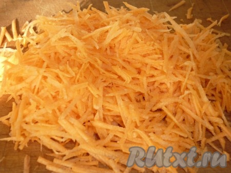 Очищенную морковь натираем на тёрке
