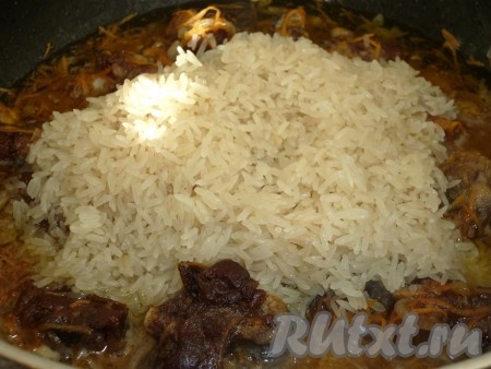 Отдельно тщательно промываем рис, даём стечь воде и отправляем к утке и овощам.
