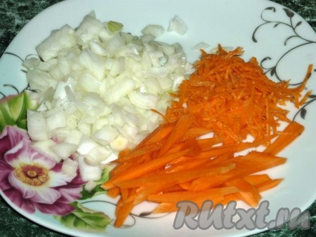 Очищенный лук измельчаем. Часть очищенной моркови натираем на тёрке, часть нарезаем тонкими пластинками.
