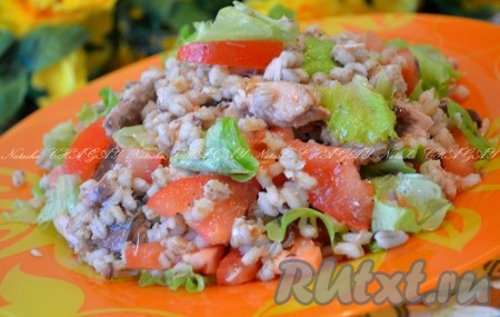 Выложить салат в салатницу (или на блюдо). Вкусный и полезный салат из перловки готов к подаче. Надеюсь, вам понравится рецепт этого простого салатика.
