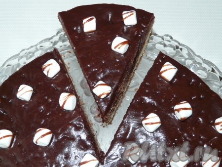 Можно подавать нежный, вкусный торт "Улыбка негра" к чаю, разрезав на порции.