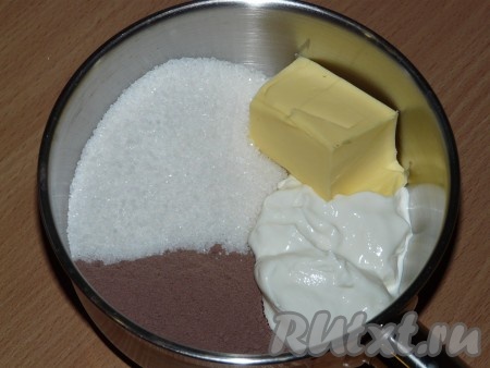 Приготовить глазурь: в кастрюльке соединить масло, сметану, сахар и какао. Поставить кастрюльку на огонь и прогреть глазурь до полного растворения сахара и масла, но не кипятить! Глазурь должна получиться однородной, блестящей.