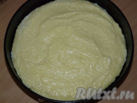 Сверху выложить весь крем и аккуратно его разровнять.