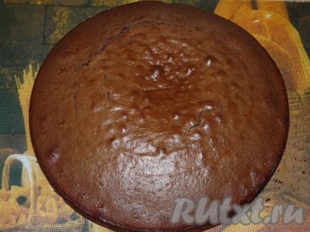 Готовый корж вынуть из формы и хорошо остудить.
