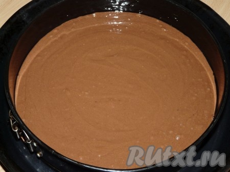 Влить яично-молочную смесь в муку и хорошо перемешать ложкой. Тесто получится, как густая сметана. Выложить тесто в форму для выпекания, смазанную растительным маслом. Я использовала разъёмную форму диаметром 22 см. Тесто разровнять и поставить форму в разогретую духовку примерно на 35-40 минут при температуре 180-200 градусов (готовность коржа проверить сухой зубочисткой).