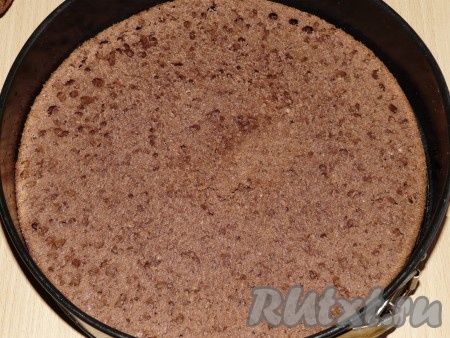 Корж разрезать на две части. Выложить нижнюю часть коржа на дно формы (используем ту же форму, в которой выпекали корж). 