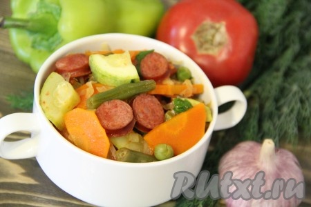 Подать это необыкновенно вкусное рагу из овощей и колбасы можно со сметаной.