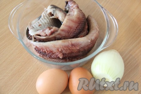 Для приготовления форшмака я взяла солёную селёдку, удалила голову, внутренности, хребет и мелкие косточки, промыла и немного обсушила. Можно купить и филе сельди, уже отделённое от костей. Нам потребуется 400 грамм филе селёдки. Яйца сварить вкрутую (в течение 10 минут с момента закипания воды), остудить их и очистить. Лук почистить.