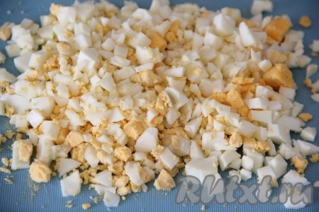  Яйца мелко нарезать.