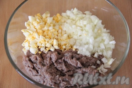 Филе селёдки измельчить в блендере до однородности.  Можно по желанию лук и яйца тоже измельчить в блендере, но я решила отступить от правил и не делать паштет. Соединить лук, яйца, сельдь в объёмной миске, хорошо перемешать и форшмак готов.