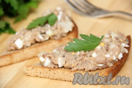 Чёрный хлеб можно подсушить в тостере. Вкусный, аппетитный форшмак, приготовленный из селёдки, яиц и лука, подать на кусочке хлеба.