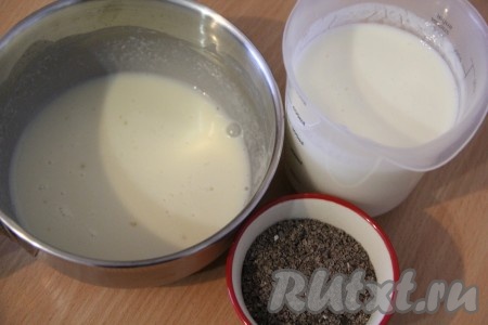 По прошествии 15-20 минут поставить ёмкость с набухшим желатином на средний огонь и прогреть, помешивая, до полного растворения кристалликов желатина (не кипятить!). Снять прогревшуюся желатиновую массу с огня, дать в течение 3-4 минут остыть, а затем влить в смесь кефира и сахара, хорошо перемешать. В получившуюся смесь всыпать шоколад и ещё раз перемешать кефирно-желатиновую массу.