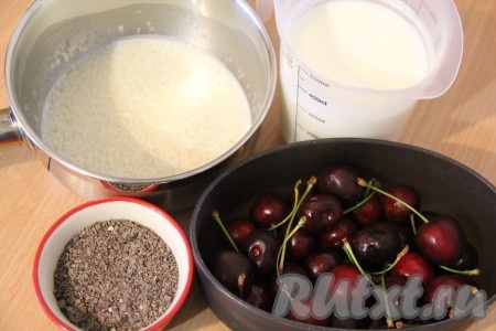 Кефир и молоко можно взять любой жирности. В небольшую ёмкость (я взяла сотейник с толстым дном, в нём в дальнейшем будет удобного прогревать желатин) всыпать желатин, влить холодное молоко, тщательно перемешать и оставить на 15-20 минут для набухания. Ягоды (у меня - черешня) вымыть, обсушить. Если у ягод крупные косточки (как, например, у черешни), их нужно удалить. Шоколад, если будете использовать, нужно натереть на мелкой тёрке. Сахар всыпать в кефир, хорошо перемешать.
