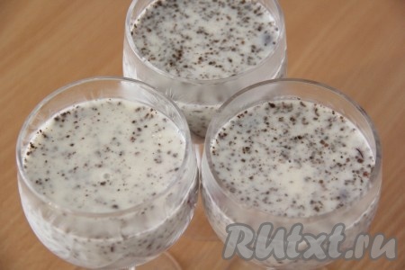 Аккуратно разлить кефирно-желатиновую массу по бокалам. Поставить десерт в холодильник до полного застывания.