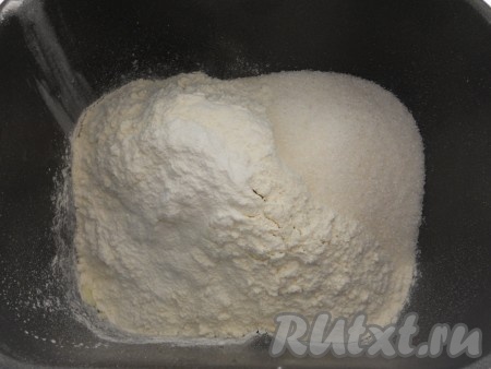 Всыпать сахар, добавить разрыхлитель и просеянную муку.