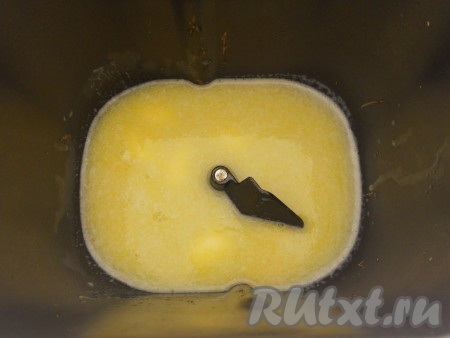 Маргарин растопить, немного остудить и вылить в ведерко хлебопечки.