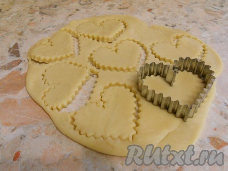 Песочное тесто, приготовленное в хлебопечке, завернуть в пищевую пленку и поместить в холодильник на 20 минут, после чего тесто готово для формовки.
