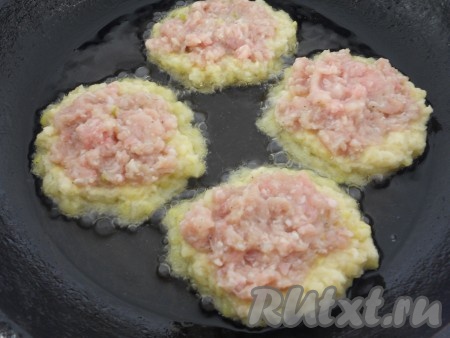 Разогреть сковороду с растительным маслом (масла должно быть на 1/3 сковороды). Выкладывать картофельное тесто ложкой в виде круглых оладий (разровнять, чтобы не были слишком толстыми). На оладьи выкладывать по 1 столовой ложке мясного фарша.
