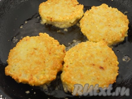 Жарить белорусские колдуны до румяной корочки на среднем огне, после чего перевернуть, накрыть сковороду крышкой, убавить огонь. Жарить также до румяной корочки снизу (около 4-5 минут).&nbsp;
