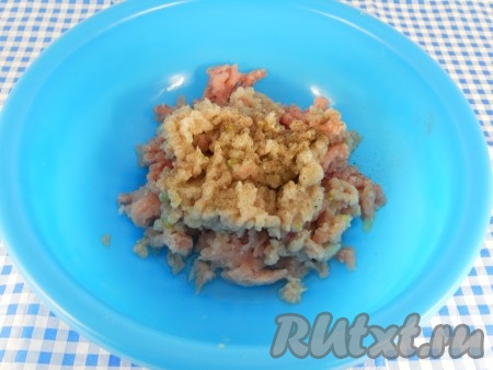 К фаршу добавить перекрученный на мясорубке или натертый на терке репчатый лук, посолить, поперчить. Влить немного воды, чтобы фарш был и не густым, и не жидким.
