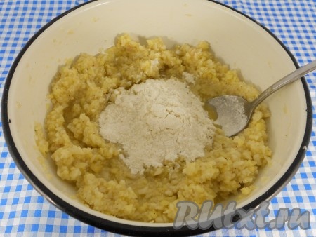 Хорошо перемешать и всыпать муку.&nbsp;
