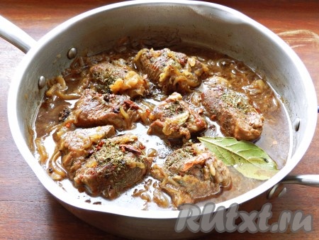 Когда мясо будет почти готово, посолить, приправить специями, добавить лавровый лист.
