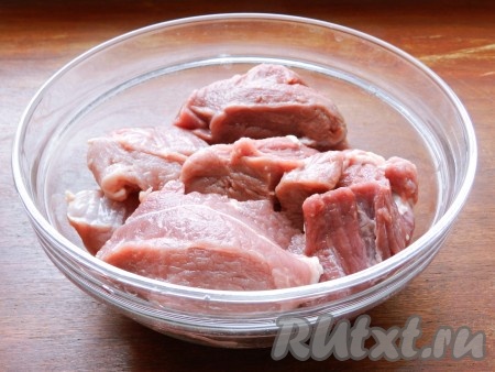Говядину вымыть, обсушить, нарезать крупными кусками.
