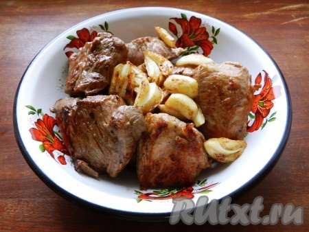 Обжаренное мясо переложить на тарелку, в сотейник выложить чеснок и обжарить на среднем огне 2 минуты. Обжаренный чеснок шумовкой переложить к мясу.