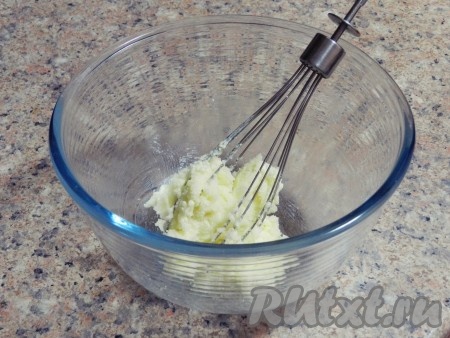 Масло растереть с сахаром.