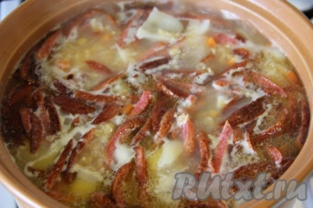 Добавить обжаренную копчёную колбасу в суп с готовой чечевицей, довести до кипения, посолить, поперчить, проварить на небольшом огне 2-3 минуты и снять с огня. Колбаса бывает разной степени солёности, зачастую в её составе много перца, это важно учитывать, когда будете солить и перчить суп.