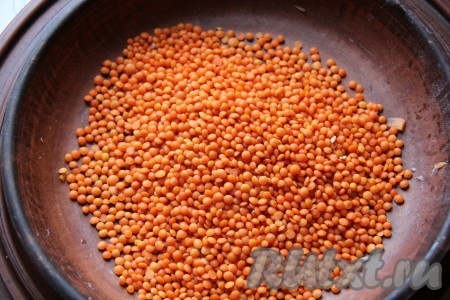 Чечевицу промыть водой. Я готовила суп с красной чечевицей, если вы готовите с другими сортами чечевицы, тогда заранее замочите чечевицу на 30-60 минут, а затем, слив лишнюю воду, промойте её водой. После того как вода с овощами проварится 5-7 минут, добавить в кастрюлю чечевицу и отварить её до готовности (на варку красной чечевицы потребуется минут 20-25, на отваривание других сортов чечевицы потребуется немного больше времени). Чечевица должна стать достаточно мягкой, но не развариться.