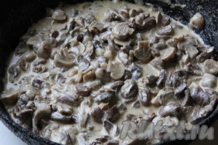 Куриные сердечки с грибами в сметане