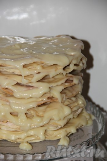 Готовым кремом "Пломбир" перемазать тщательно коржи Наполеона.
