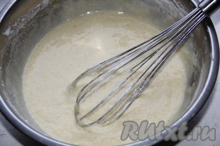 Для приготовления крема смешать яйца, мягкий пломбир, сахар, муку и ванильный сахар. Отдельно довести молоко до кипения, в кипящее молоко добавить смешанные ранее ингредиенты. Варить на медленном огне, интенсивно и тщательно перемешивая наш крем. Варить крем до загустения, почти доводя его до кипения (но не давать закипеть). Выключить газ и крем охладить.
