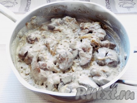 Влить сливки и готовить на медленном огне ещё 5 минут, иногда помешивая. Печень должна остаться мягкой.