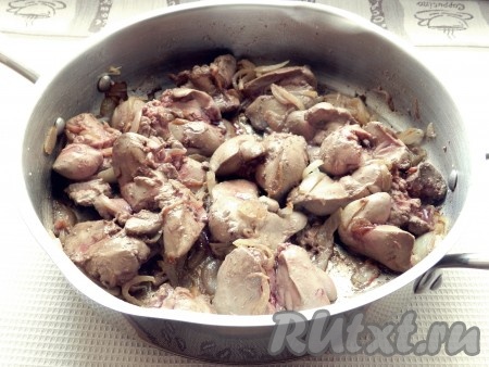 Куриную печень вымыть, удалить плёнки, крупные кусочки разрезать на 2-3 части, затем откинуть на дуршлаг, чтобы стекла вода. Выложить в сковороду к луку печень и обжарить в течение 5-7 минут, периодически переворачивая кусочки.