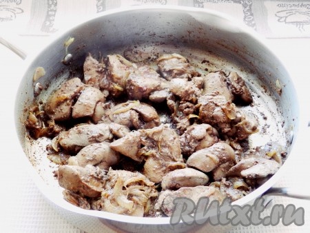 Затем приправить солью, чёрным молотым перцем и мускатным орехом, перемешать, влить коньяк и готовить ещё около 1 минуты, чтобы выпарился алкоголь.