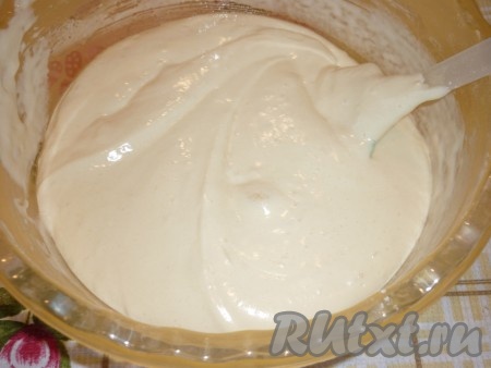 и аккуратно перемешать снизу вверх. Добавить просеянную муку и также аккуратно перемешать.
